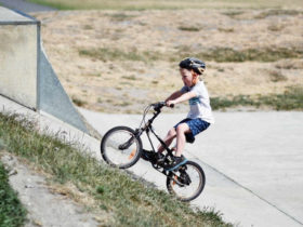 Anak kecil bermain sepeda