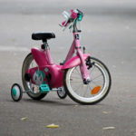 membeli sepeda anak