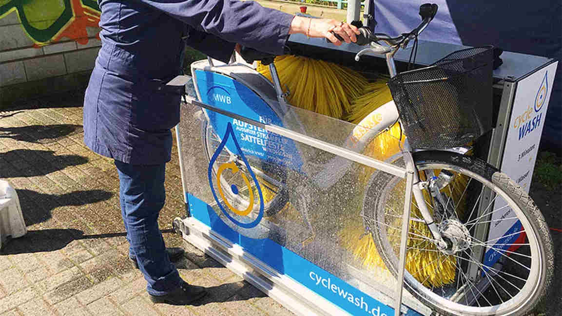 Keringkan sepeda setelah dicuci