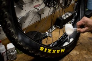 Sealant pada ban sepda gunung tubeless