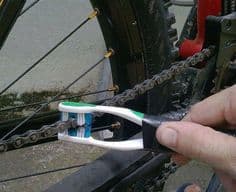 sikat gigi bekas untuk membersihkan rantai sepeda