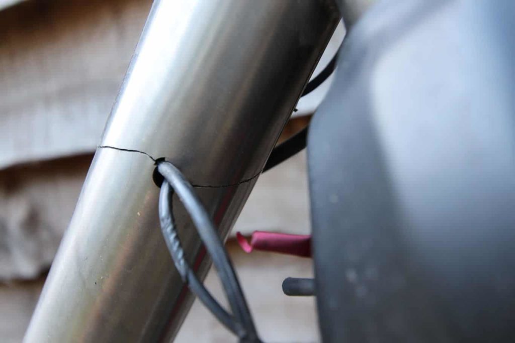 Lubang kabel bisa berpotensi mengurangi kekuatan struktur rangka sepeda