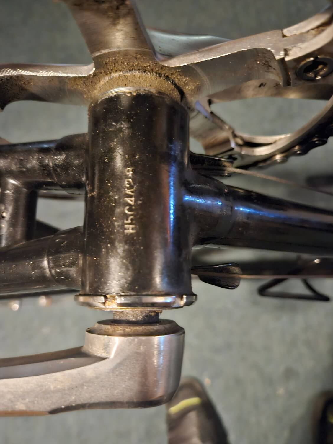 Nomor rangka sepeda di bottom bracket