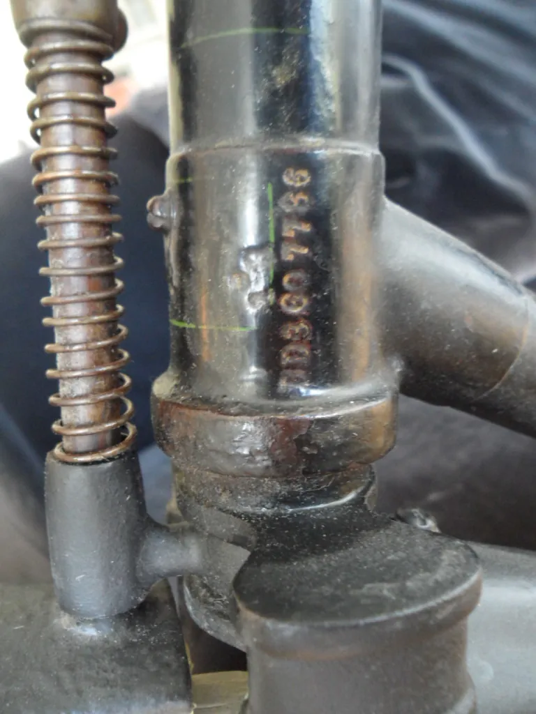 Nomor rangka sepeda tua yang dicap pada frame